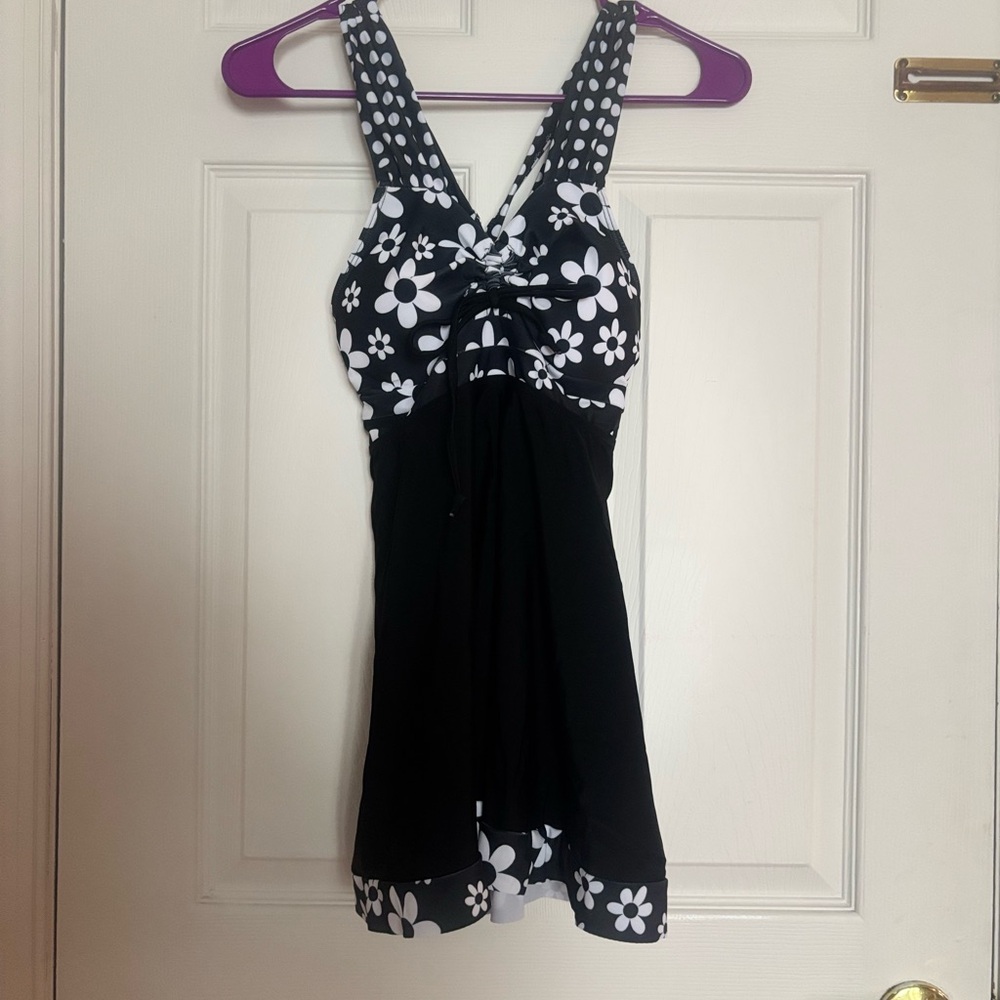 Floral Black and White ladies bran- new 2 Piece bathing suit size medium